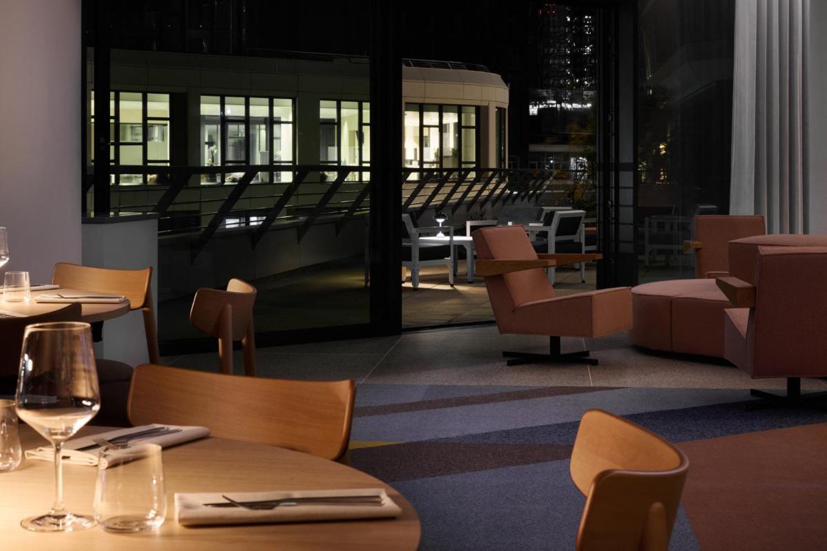 Ein Sitzbereich in der Unterkunft Kimpton Main Frankfurt by IHG