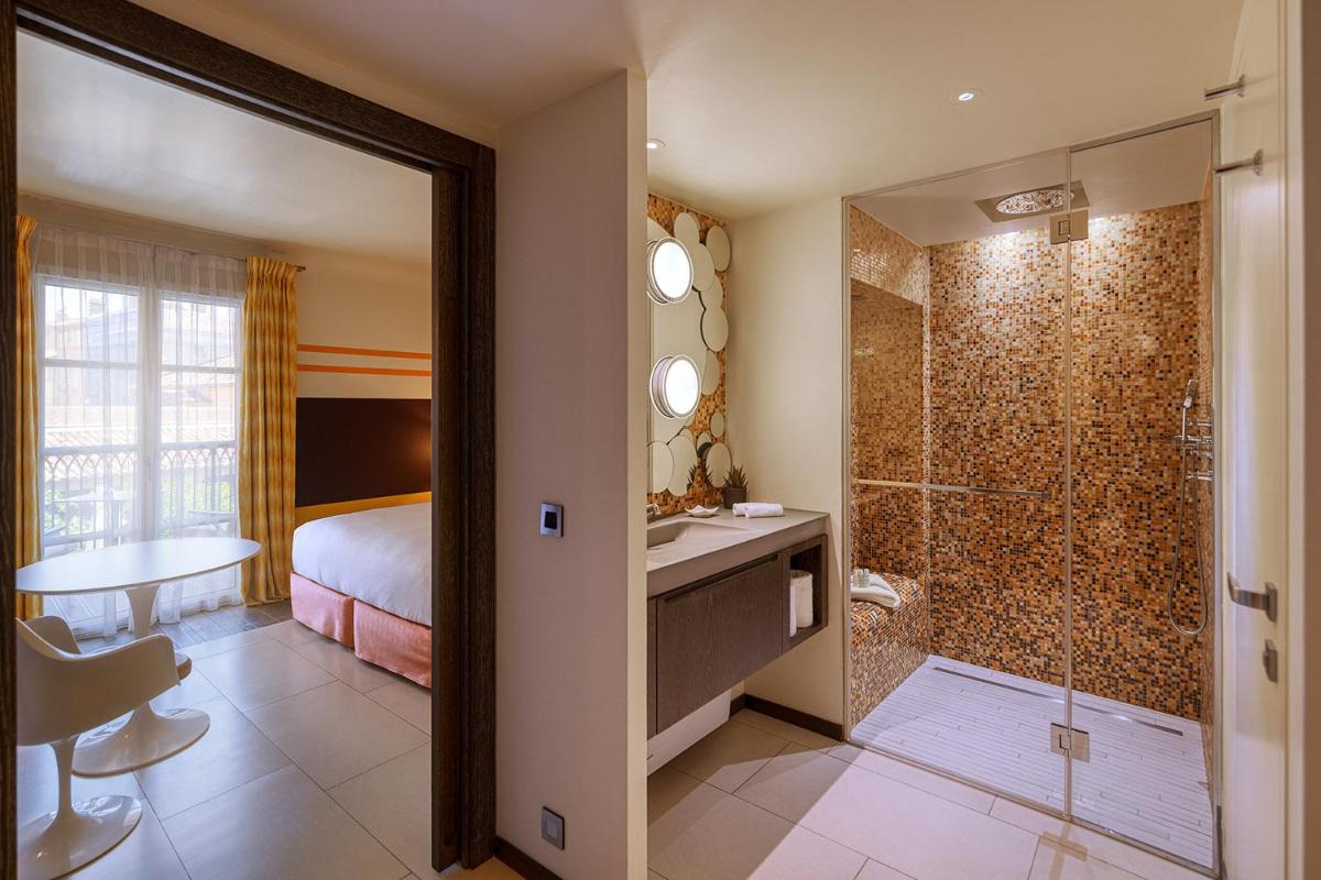Salle de bains dans l'établissement Hôtel de Paris Saint-Tropez
