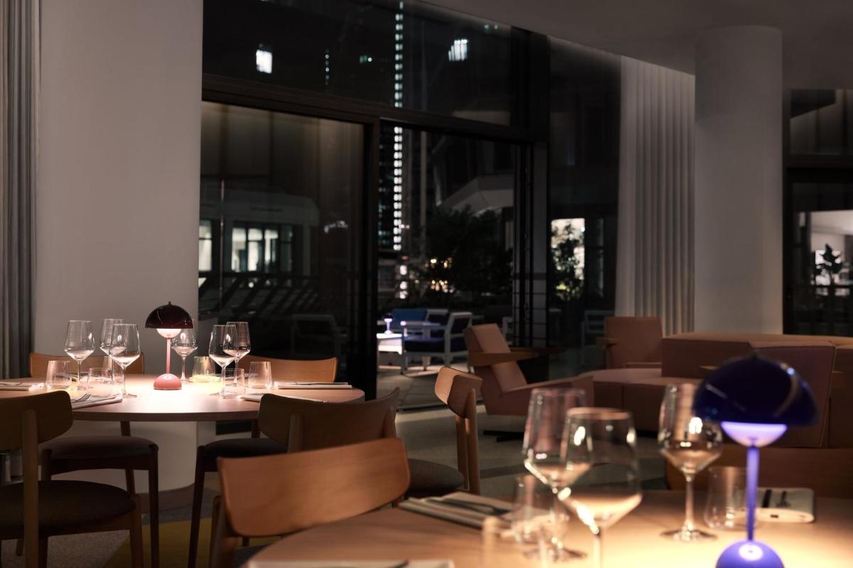 Getränke in der Unterkunft Kimpton Main Frankfurt by IHG
