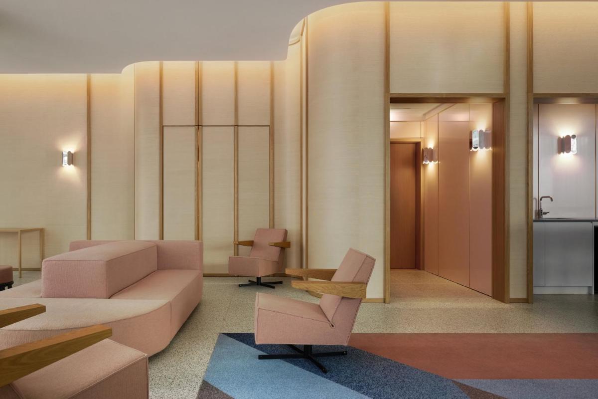 Ein Sitzbereich in der Unterkunft Kimpton Main Frankfurt by IHG