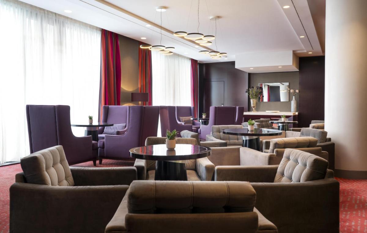 Ein Sitzbereich in der Unterkunft Waldorf Astoria Berlin