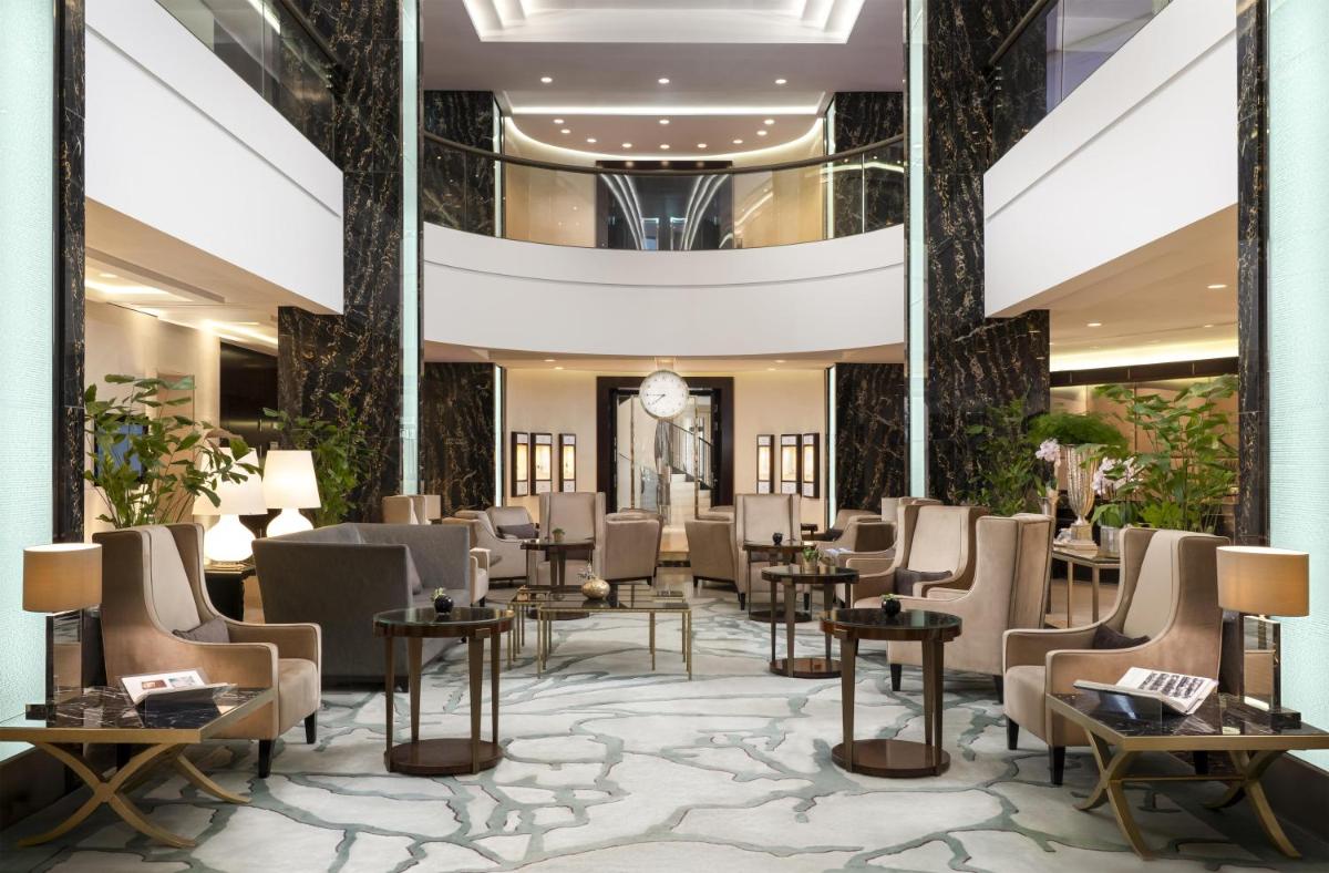 Ein Sitzbereich in der Unterkunft Waldorf Astoria Berlin