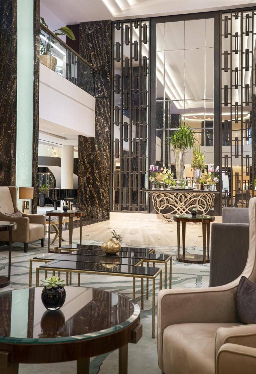 Ein Sitzbereich in der Unterkunft Waldorf Astoria Berlin