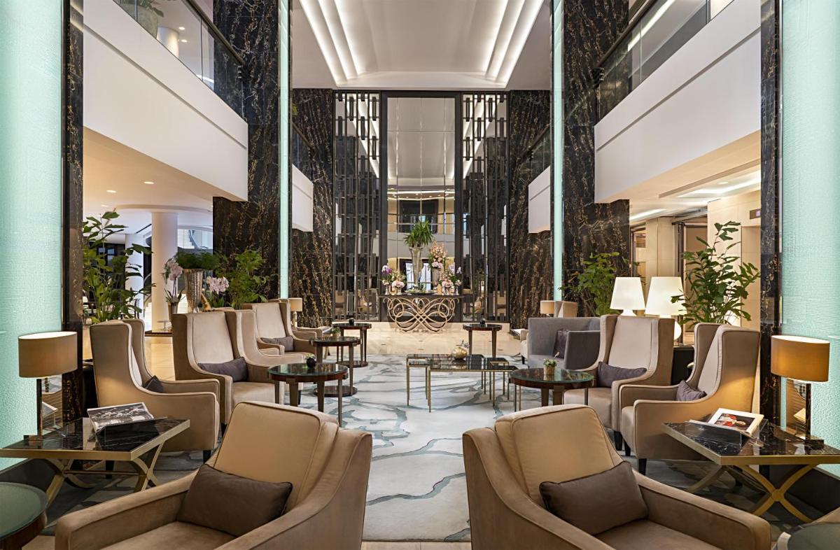 Ein Sitzbereich in der Unterkunft Waldorf Astoria Berlin