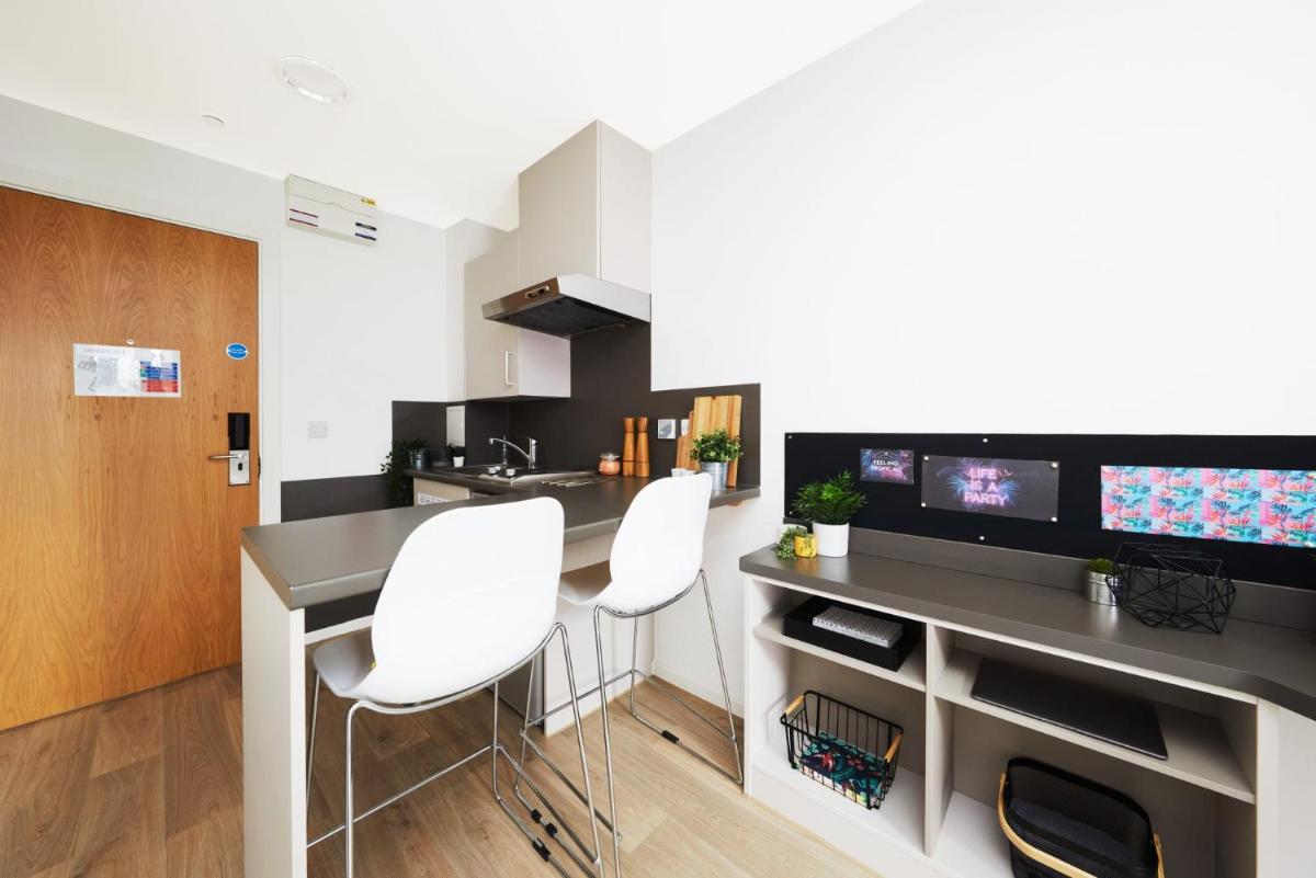 For Students Only Private Bedrooms with Shared Kitchen at Bagot Street in Birmingham - Housity