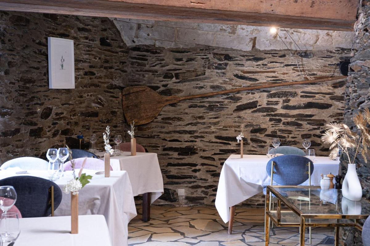 Coin salon dans l'établissement Logis Hôtel Domaine du Moulin Cavier - Restaurants & Spa