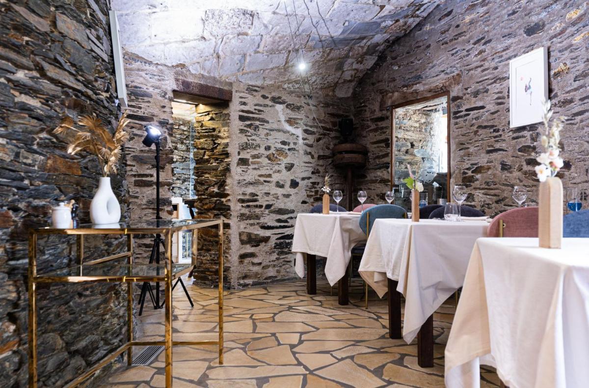 Restaurant ou autre lieu de restauration dans l'établissement Logis Hôtel Domaine du Moulin Cavier - Restaurants & Spa