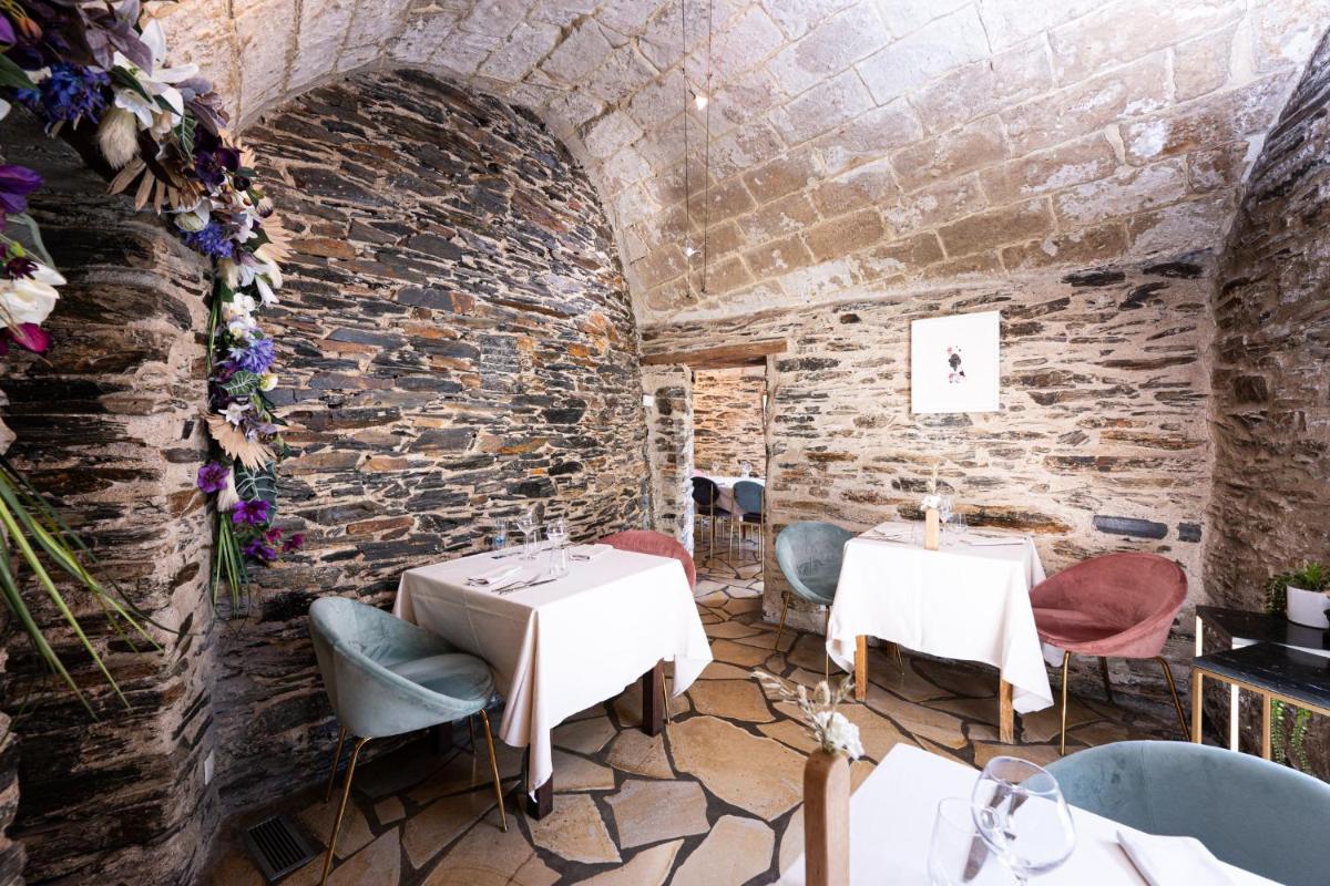 Coin salon dans l'établissement Logis Hôtel Domaine du Moulin Cavier - Restaurants & Spa