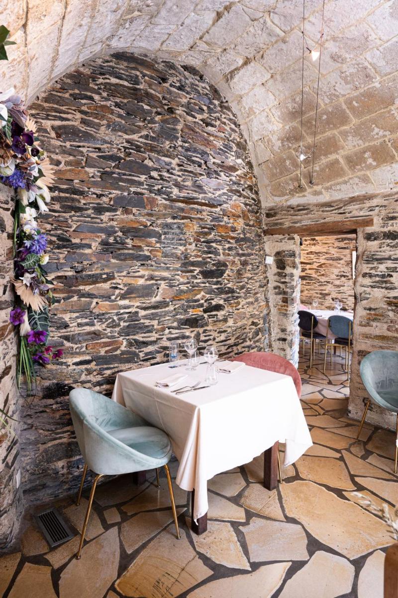 Coin salon dans l'établissement Logis Hôtel Domaine du Moulin Cavier - Restaurants & Spa