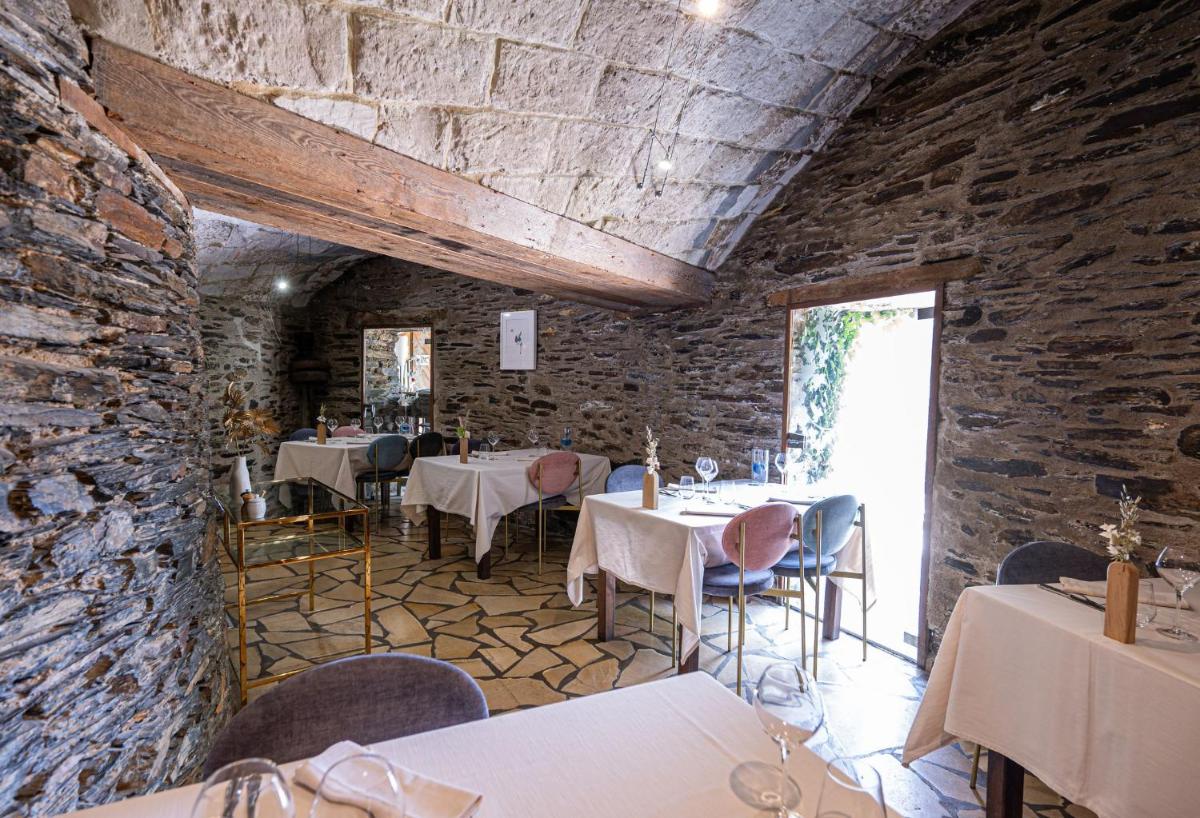 Coin salon dans l'établissement Logis Hôtel Domaine du Moulin Cavier - Restaurants & Spa