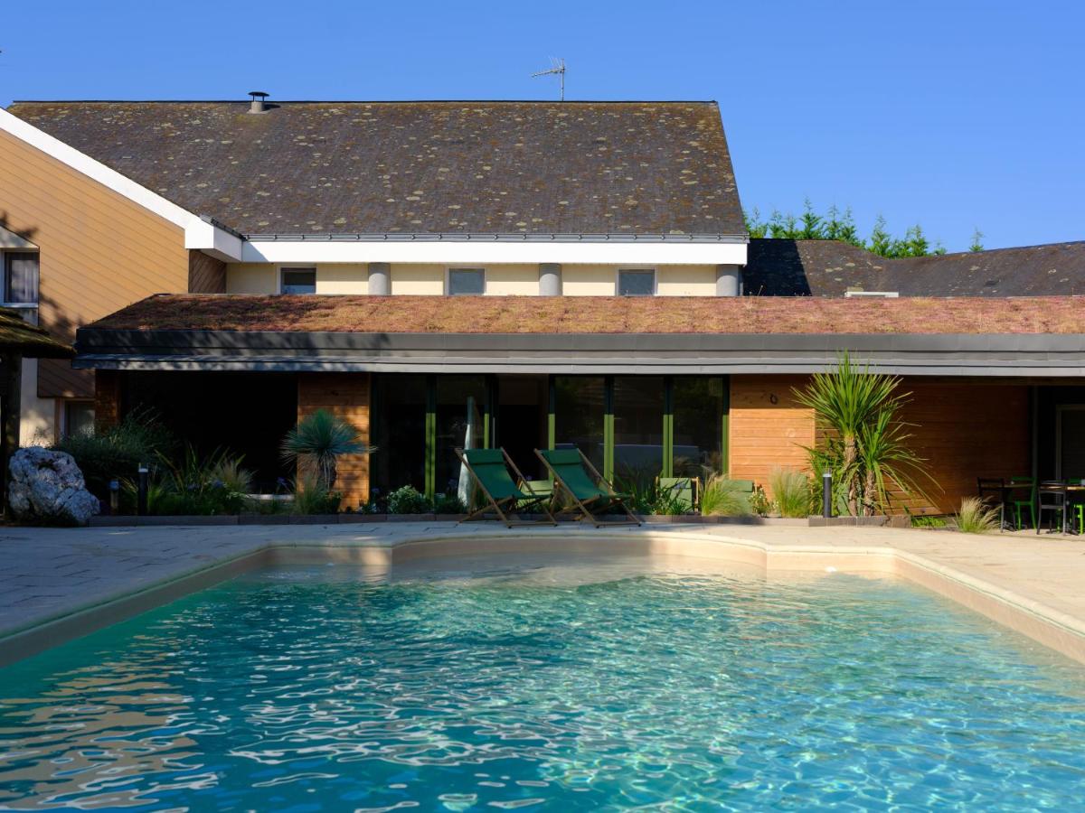 Piscine de l'établissement Logis Hôtel Domaine du Moulin Cavier - Restaurants & Spa ou située à proximité