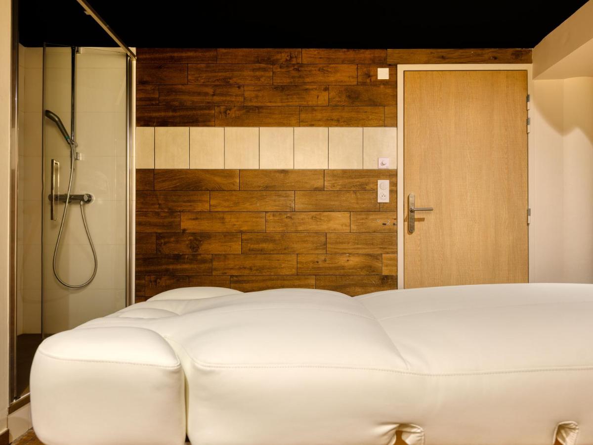 Un ou plusieurs lits dans un hébergement de l'établissement Logis Hôtel Domaine du Moulin Cavier - Restaurants & Spa