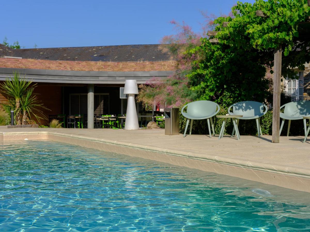 Piscine de l'établissement Logis Hôtel Domaine du Moulin Cavier - Restaurants & Spa ou située à proximité