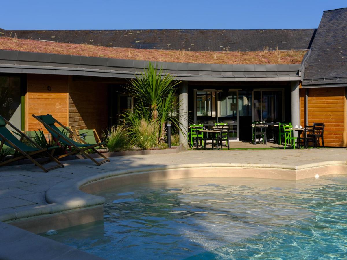 Piscine de l'établissement Logis Hôtel Domaine du Moulin Cavier - Restaurants & Spa ou située à proximité
