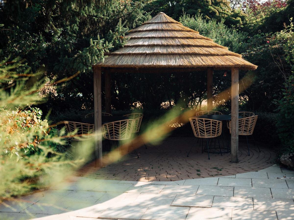 Jardin de l'établissement Logis Hôtel Domaine du Moulin Cavier - Restaurants & Spa