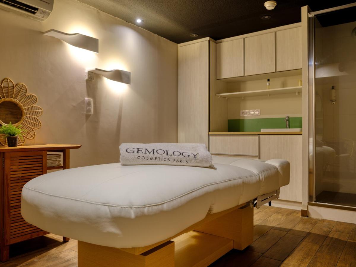 Un ou plusieurs lits dans un hébergement de l'établissement Logis Hôtel Domaine du Moulin Cavier - Restaurants & Spa