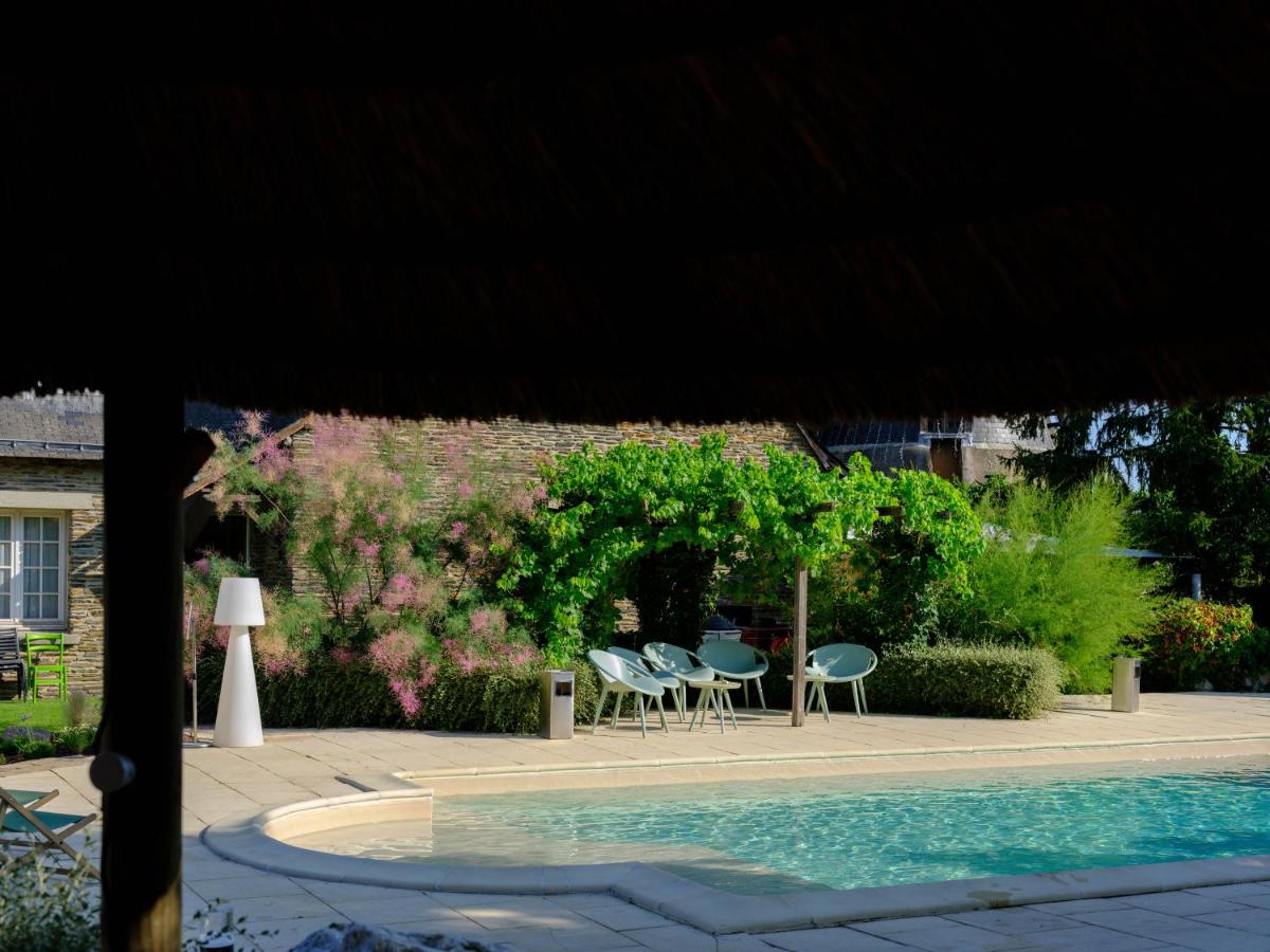 Piscine de l'établissement Logis Hôtel Domaine du Moulin Cavier - Restaurants & Spa ou située à proximité