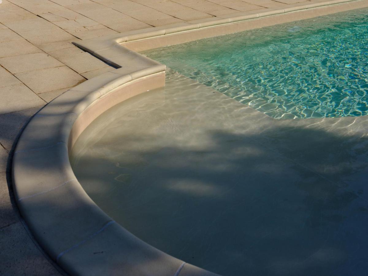 Piscine de l'établissement Logis Hôtel Domaine du Moulin Cavier - Restaurants & Spa ou située à proximité