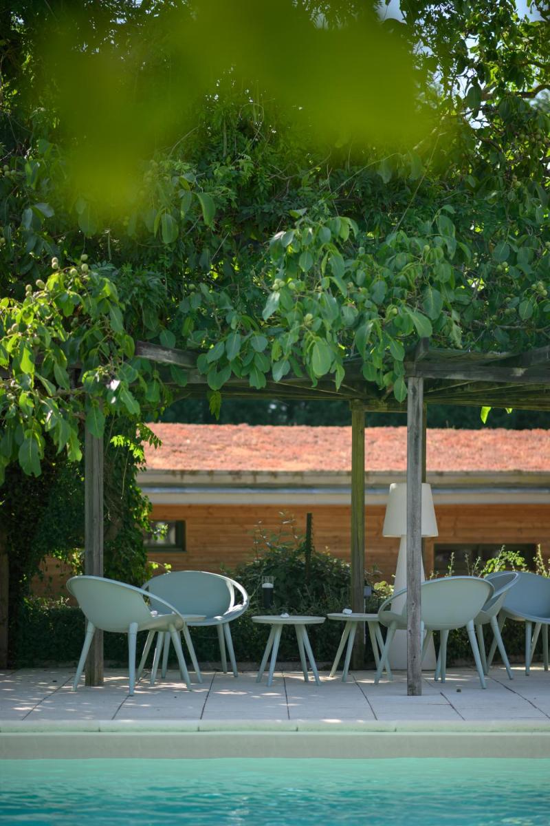 Piscine de l'établissement Logis Hôtel Domaine du Moulin Cavier - Restaurants & Spa ou située à proximité