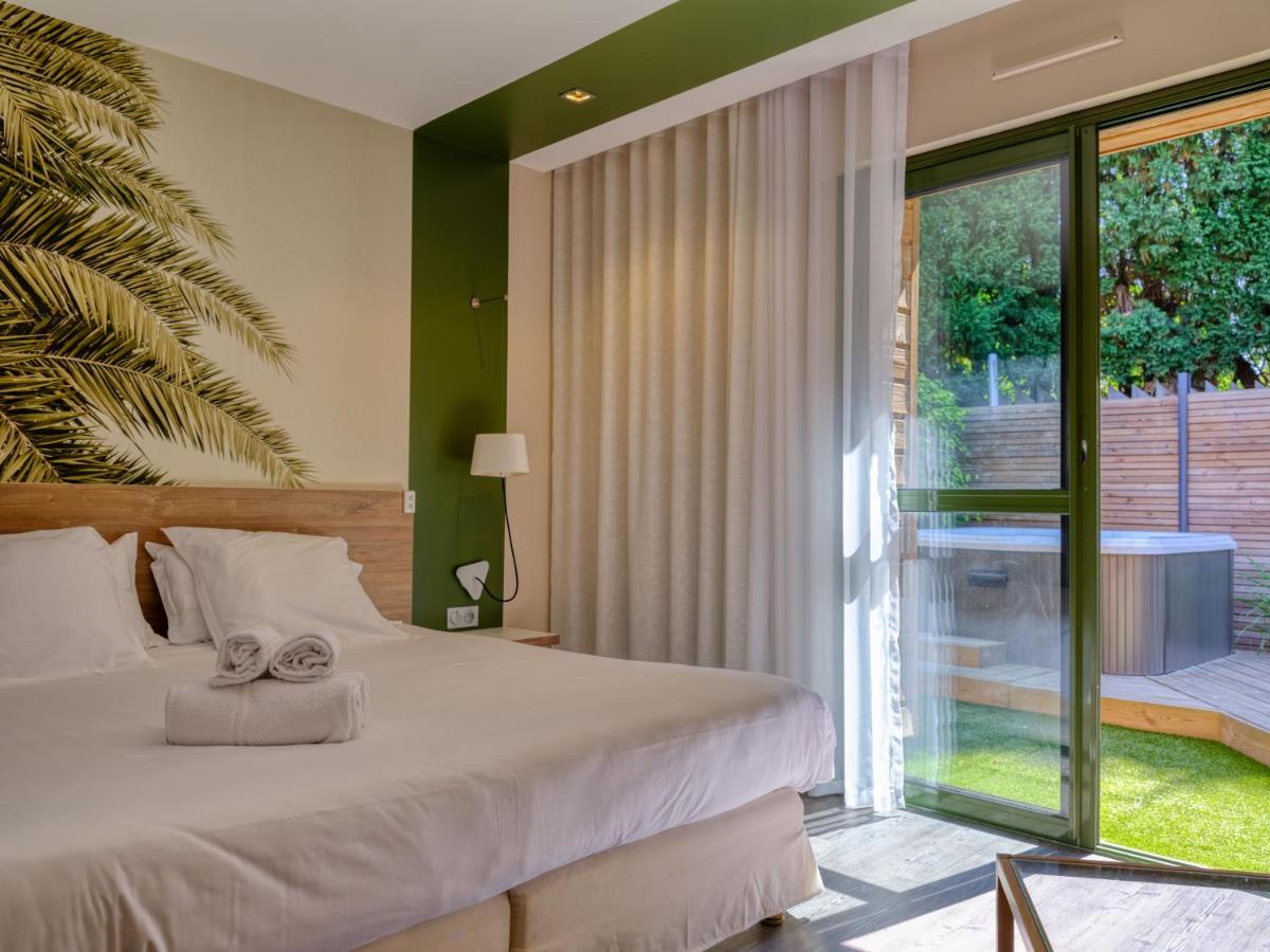 Un ou plusieurs lits dans un hébergement de l'établissement Logis Hôtel Domaine du Moulin Cavier - Restaurants & Spa