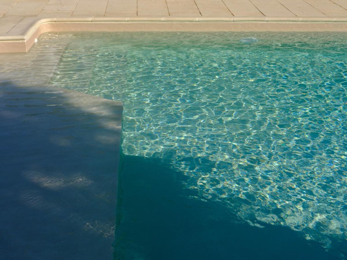 Piscine de l'établissement Logis Hôtel Domaine du Moulin Cavier - Restaurants & Spa ou située à proximité