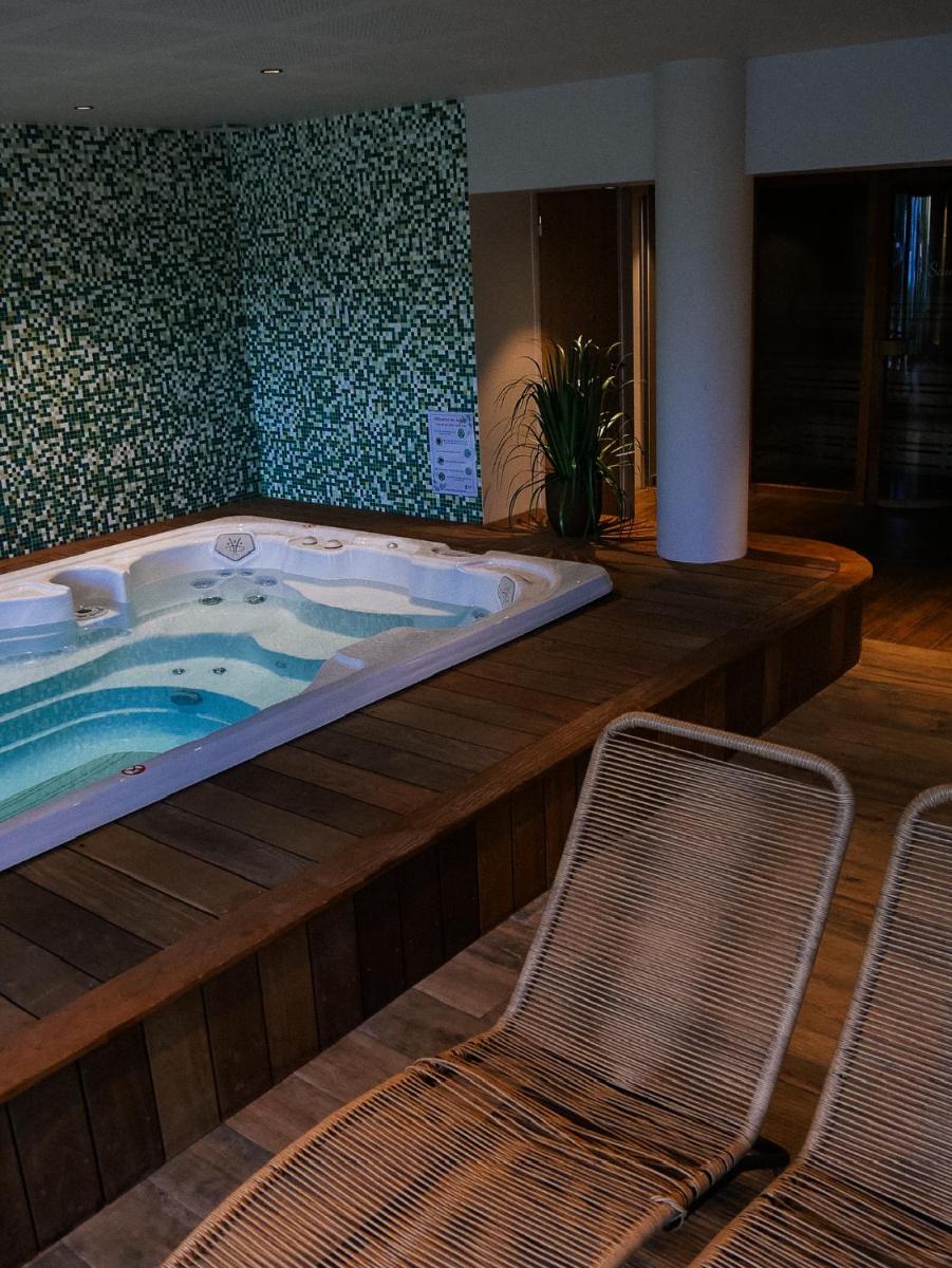 Piscine de l'établissement Logis Hôtel Domaine du Moulin Cavier - Restaurants & Spa ou située à proximité