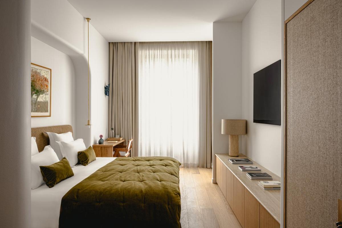 une chambre d'hôtel avec un lit et une télévision dans l'établissement 1.75 Paris La Source, à Paris