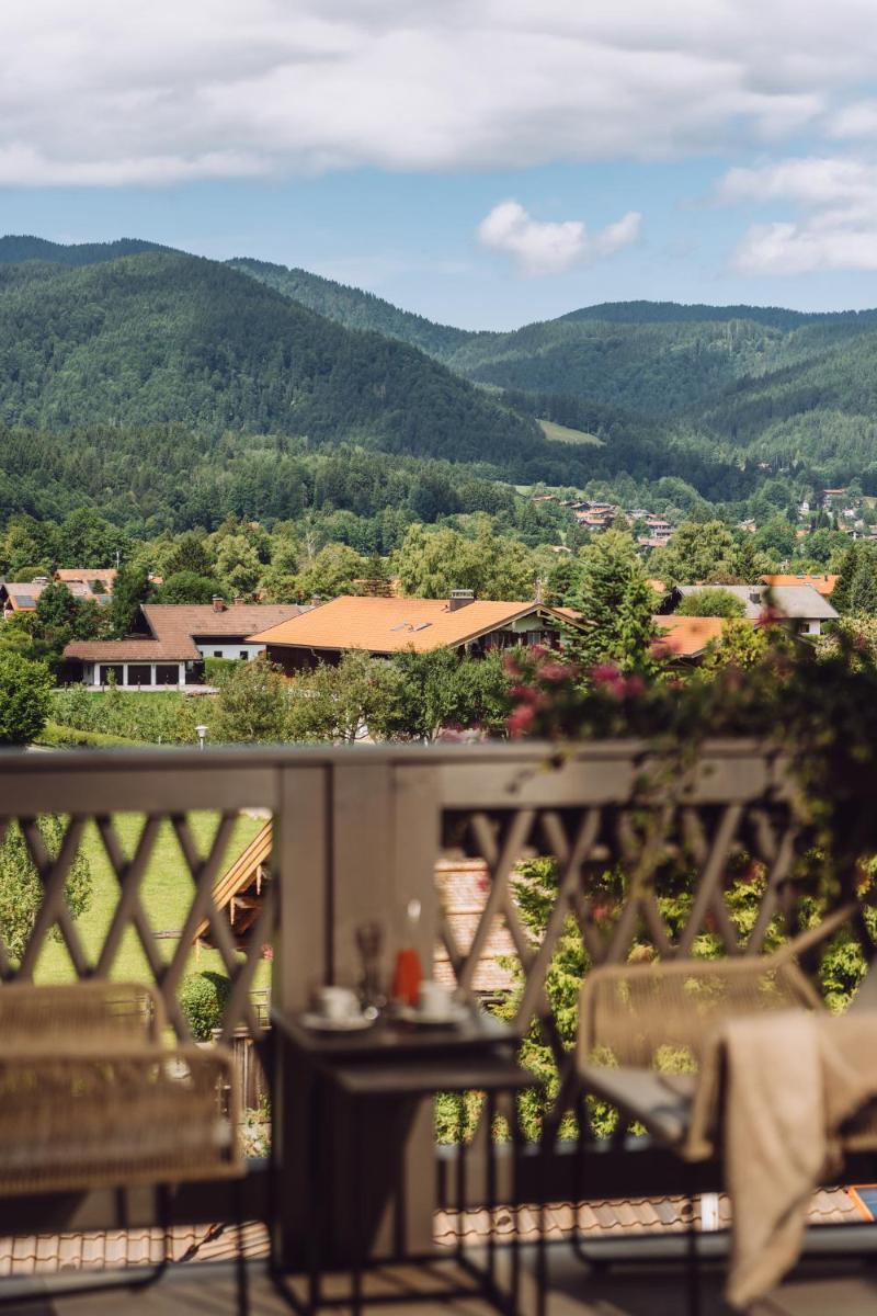 Ein allgemeiner Bergblick oder ein Berglick von des Hotels aus