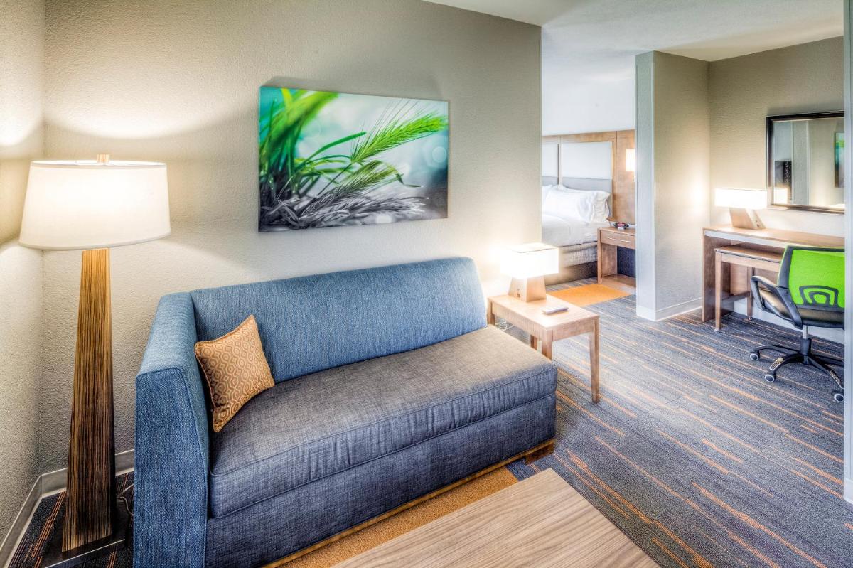 Holiday Inn Express & Suites Cleveland/Westlake by IHG - Housity