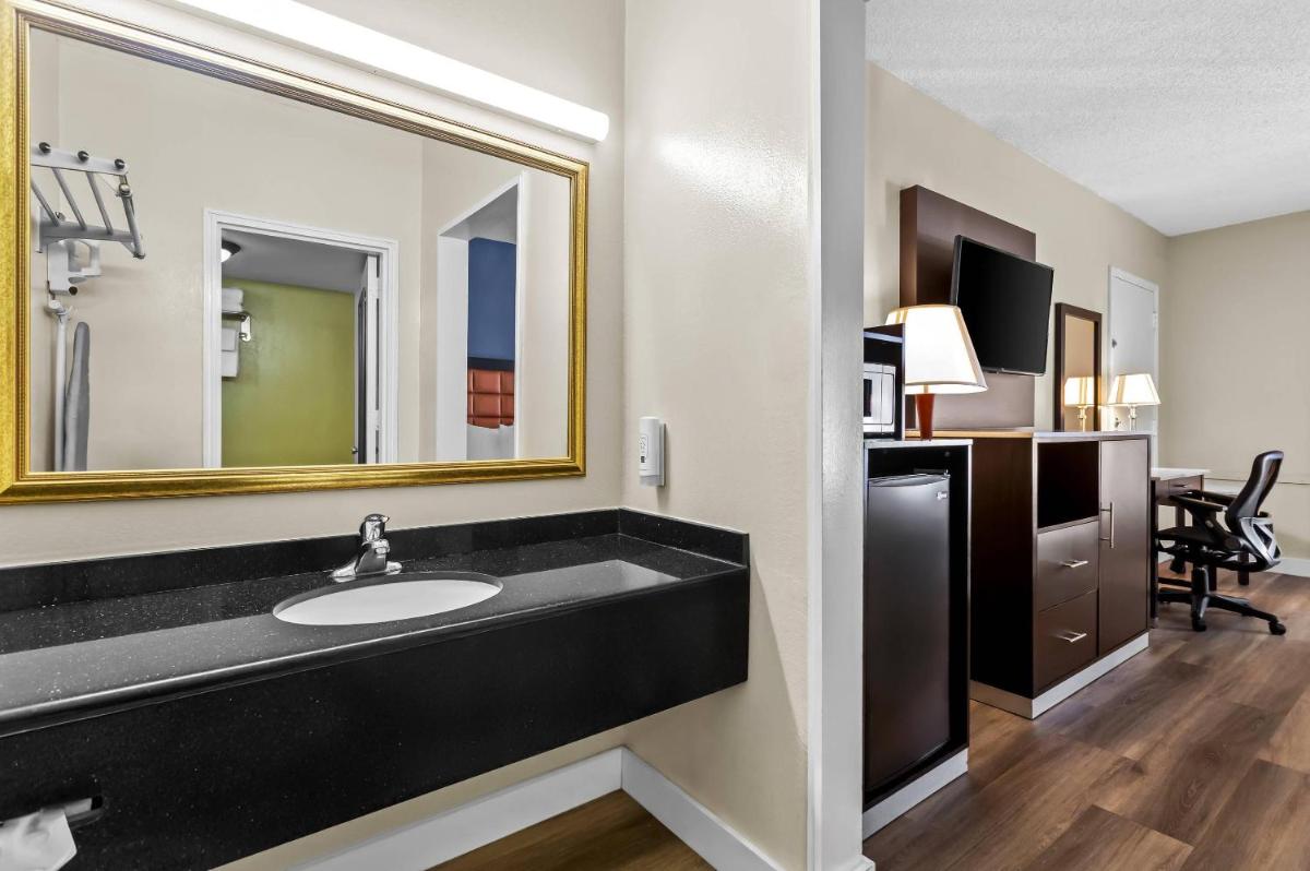 Quality Inn Tampa Airport - Cruise Port - Housity