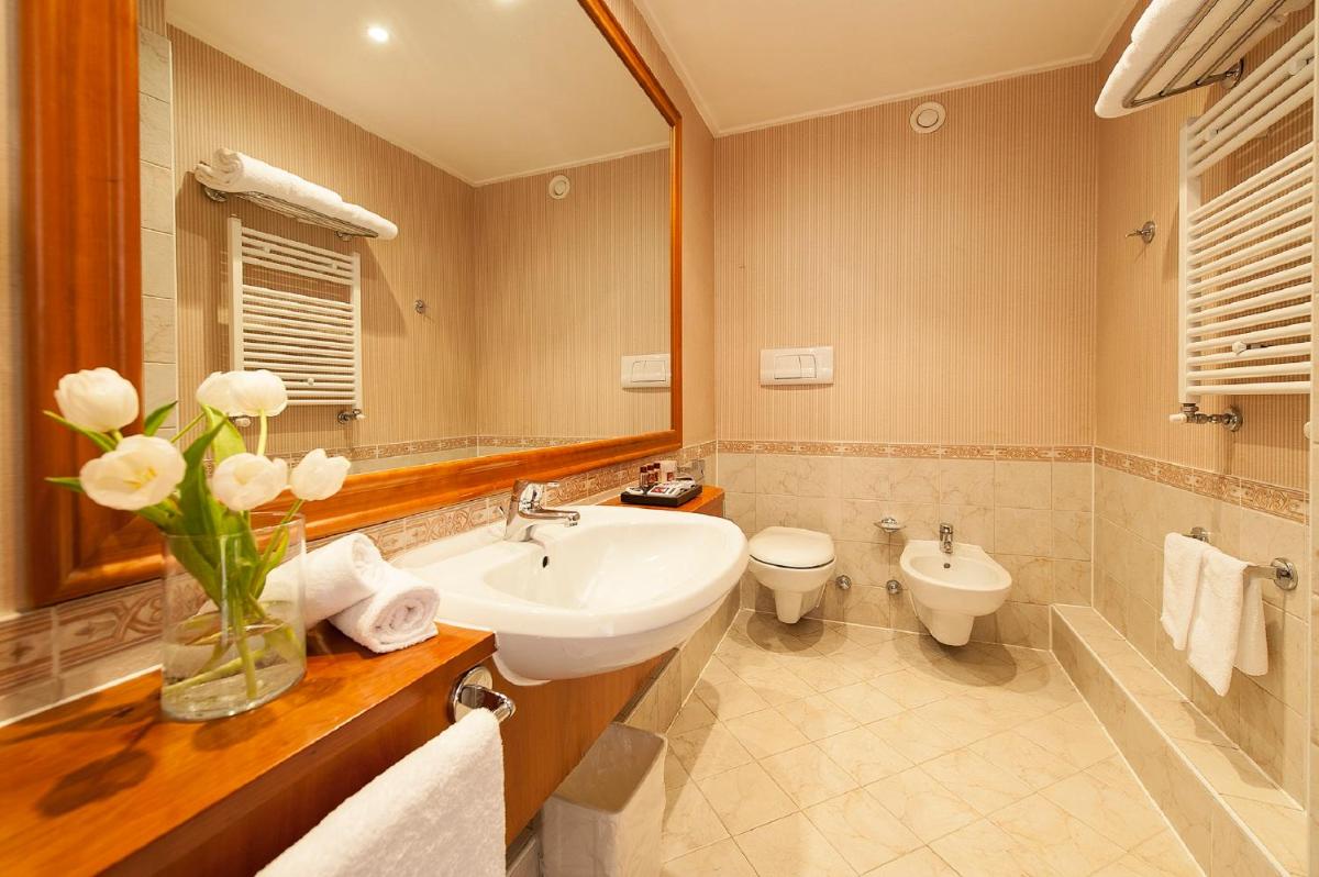 SHG Hotel De La Ville - Housity