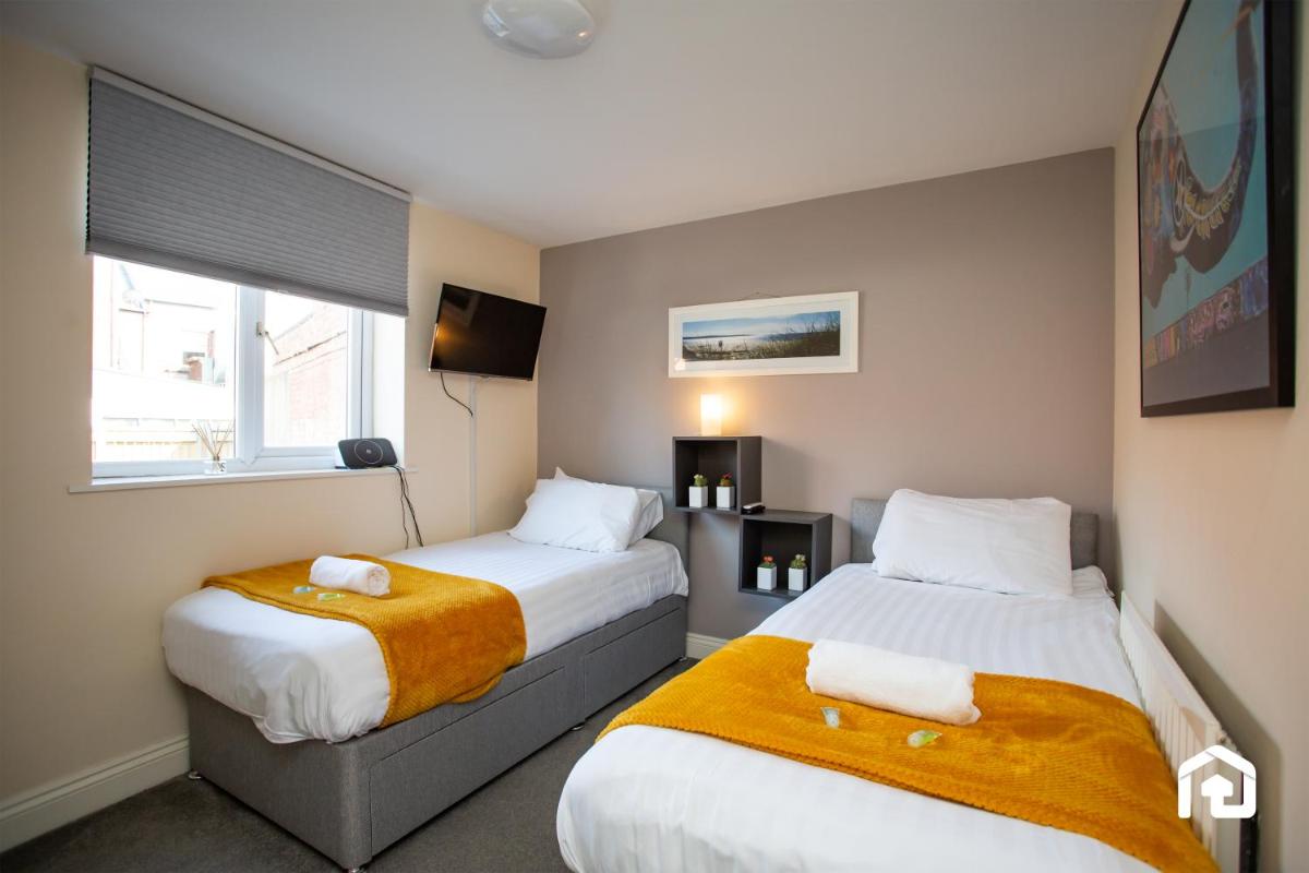 Stylish Cosy Two Bed Apartment - Coast Location - Housity