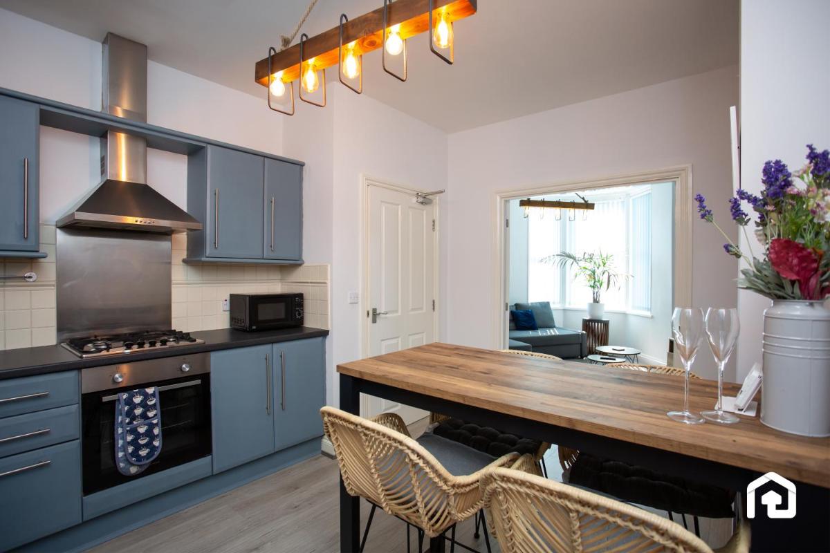 Stylish Cosy Two Bed Apartment - Coast Location - Housity