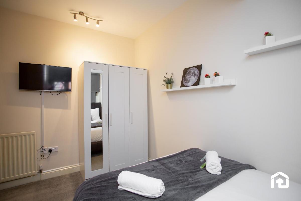 Stylish Cosy Two Bed Apartment - Coast Location - Housity