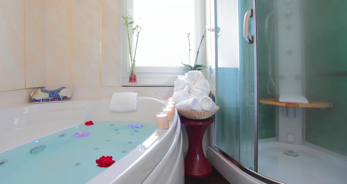 Salle de bains dans l'établissement Logis Deshors-Foujanet