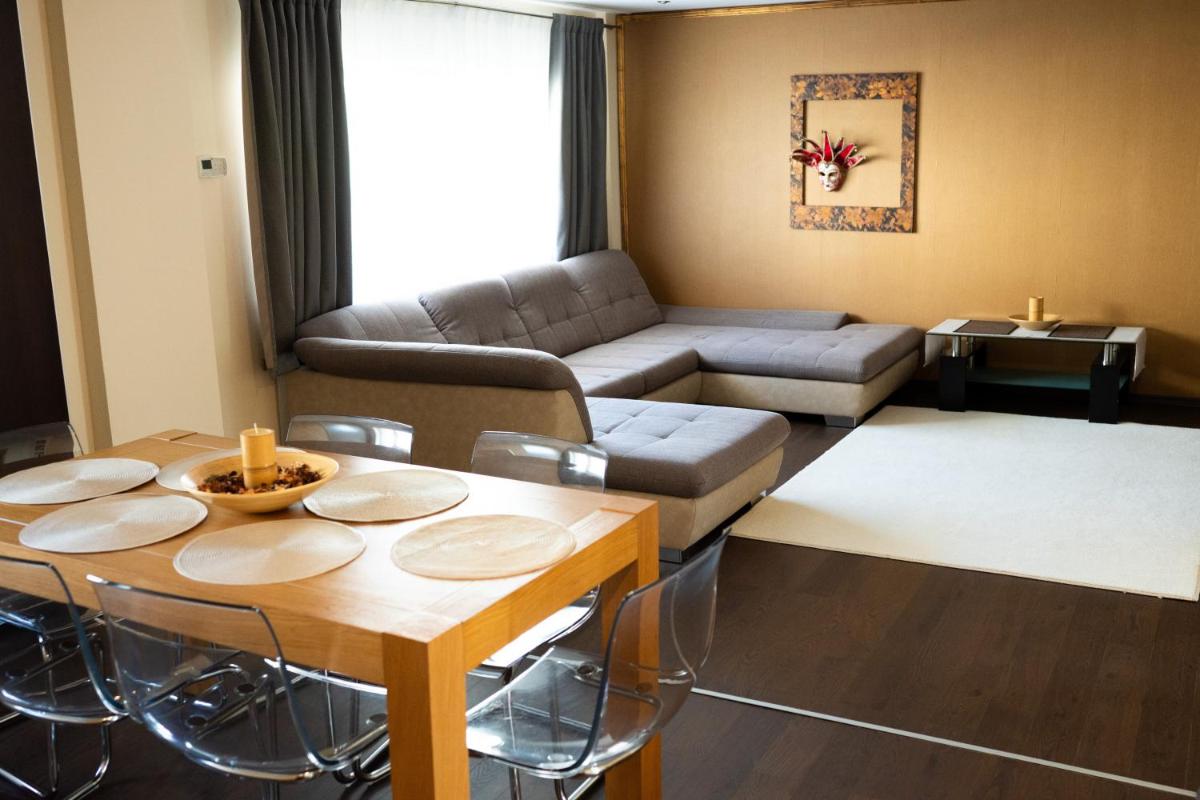 Chris Apart - Housity