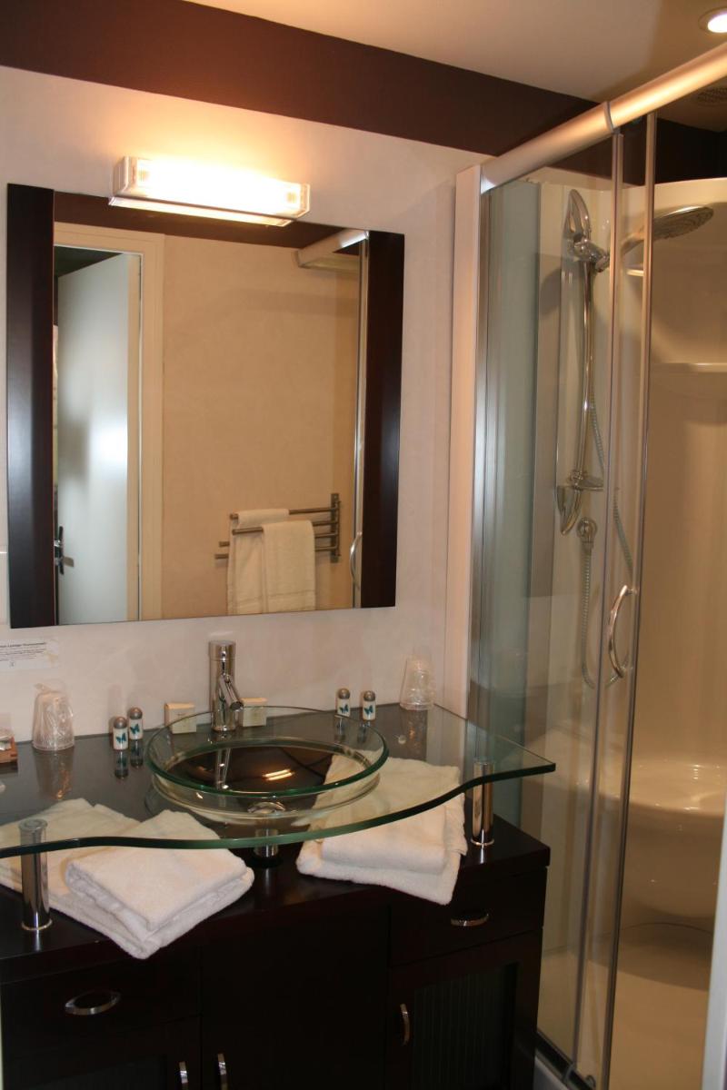 Salle de bains dans l'établissement Logis Deshors-Foujanet