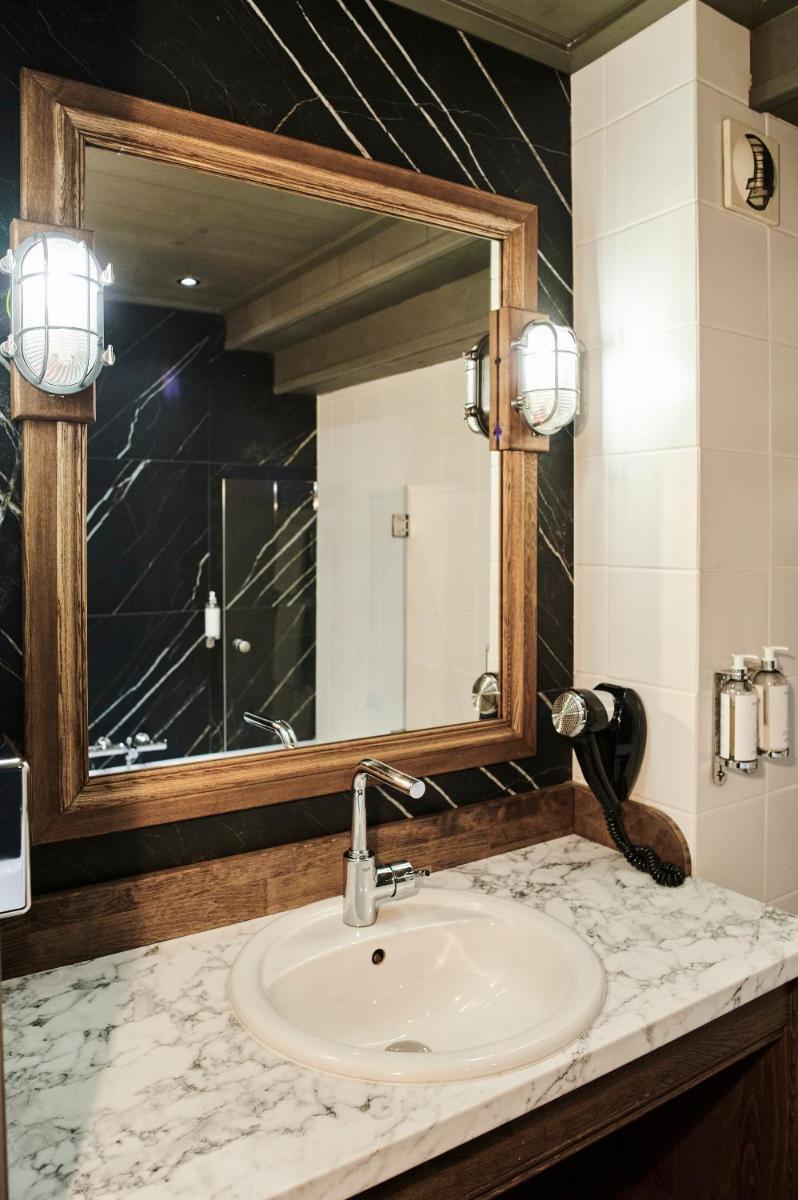 Salle de bains dans l'établissement La Maison Rouge