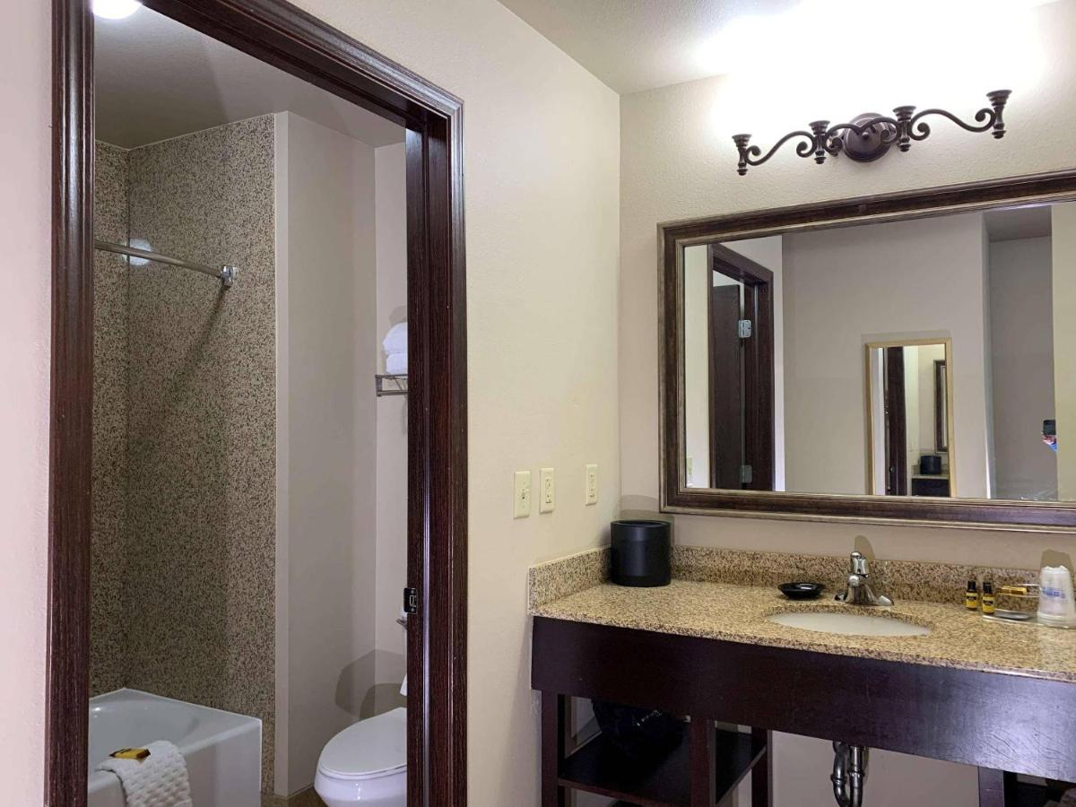 Radisson Hotel River Falls - Housity