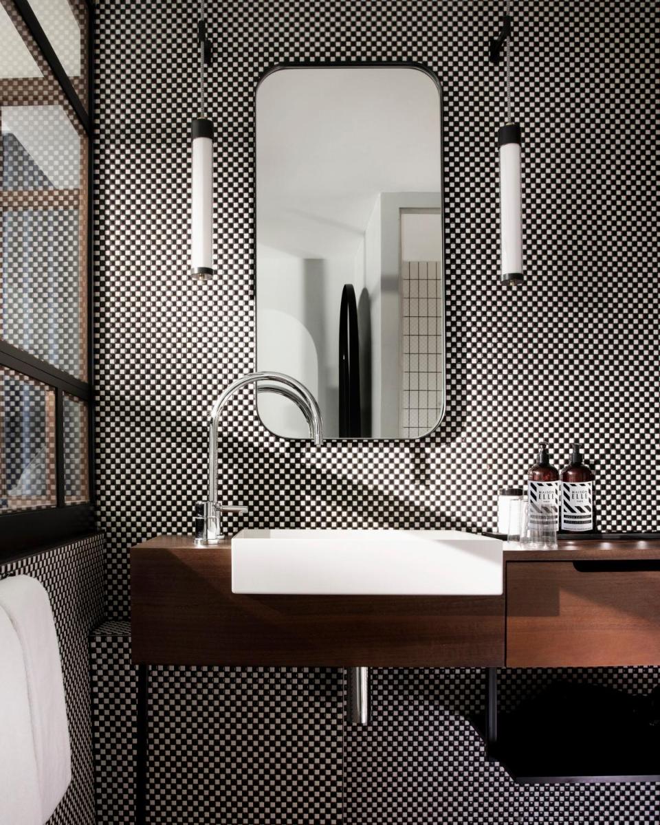 une salle de bains avec un lavabo et un miroir dans l'établissement Maison ELLE Paris, à Paris