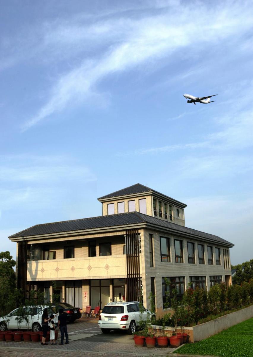 Lütel Hotel Xpark Gloria Outlets Shin Kong Cinemas - Housity