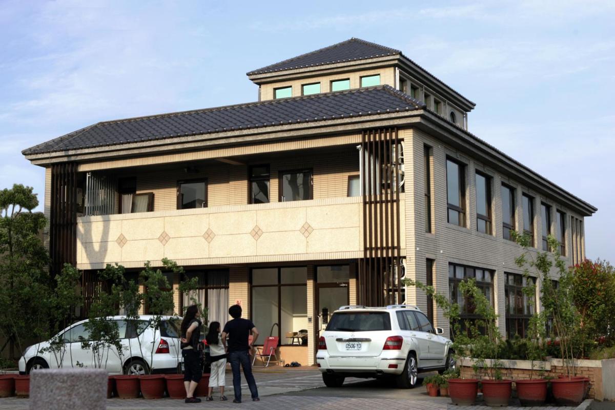 Lütel Hotel Xpark Gloria Outlets Shin Kong Cinemas - Housity