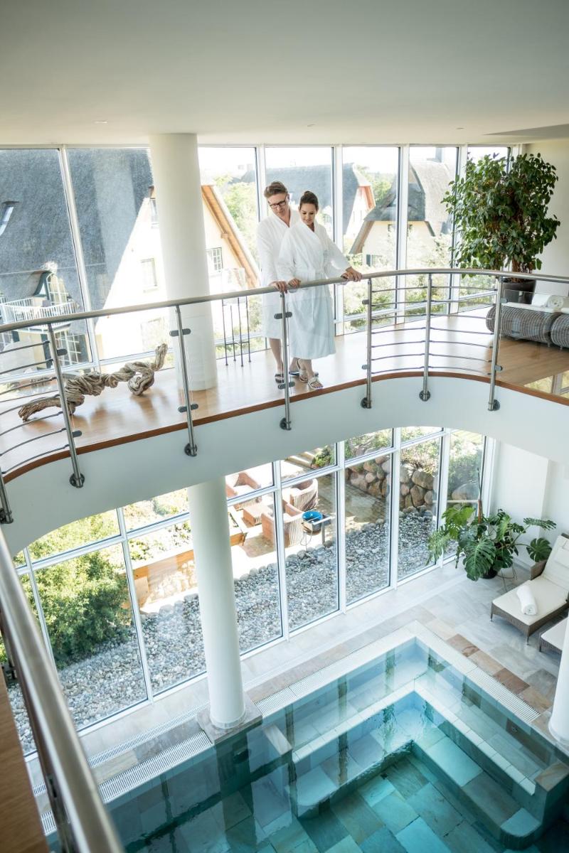 Der Swimmingpool an oder in der Nähe von Strandhotel Dünenmeer - Adults only