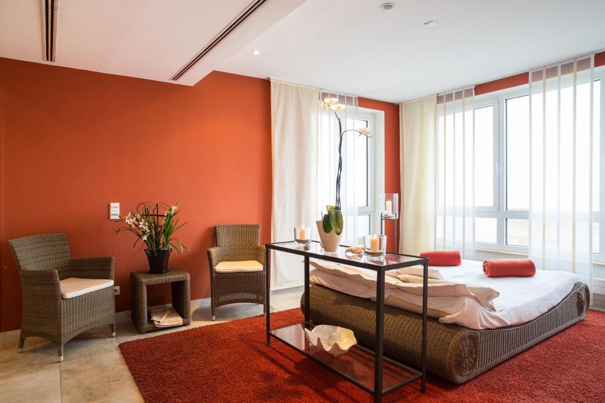 Ein Bett oder Betten in einem Zimmer der Unterkunft Strandhotel Dünenmeer - Adults only