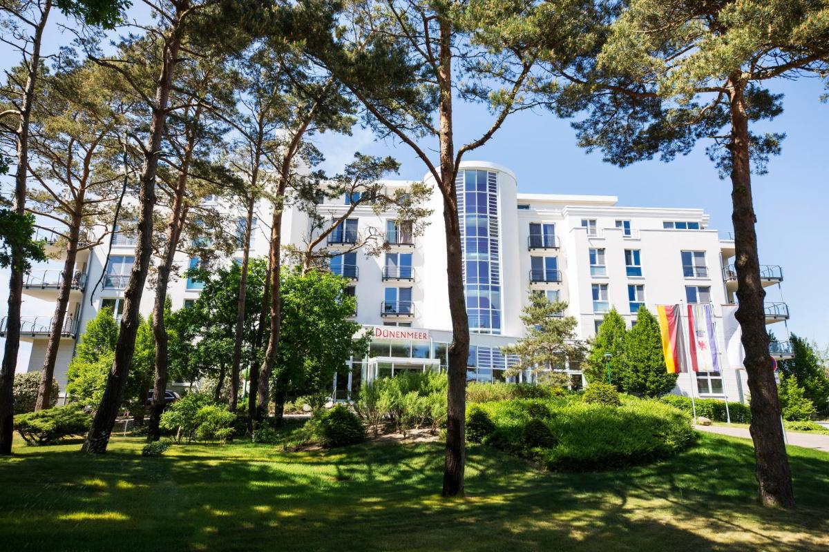 Blick auf das Hotel vom Park aus in der Unterkunft Strandhotel Dünenmeer - Adults only in Dierhagen