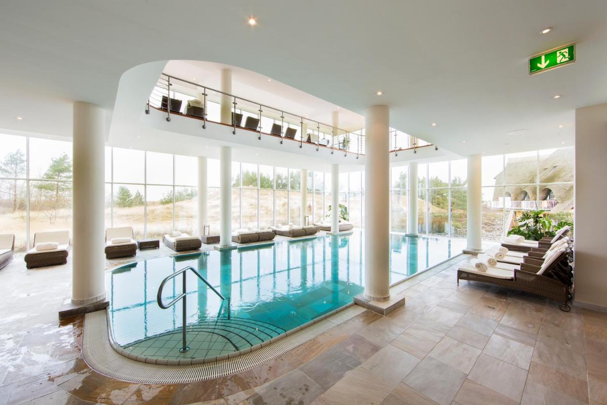 Der Swimmingpool an oder in der Nähe von Strandhotel Dünenmeer - Adults only