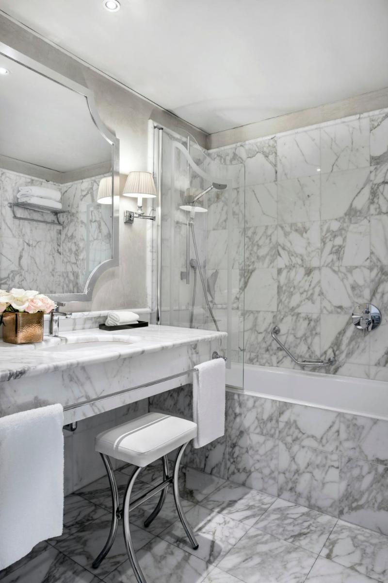 Salle de bains dans l'établissement Castille Paris – Starhotels Collezione