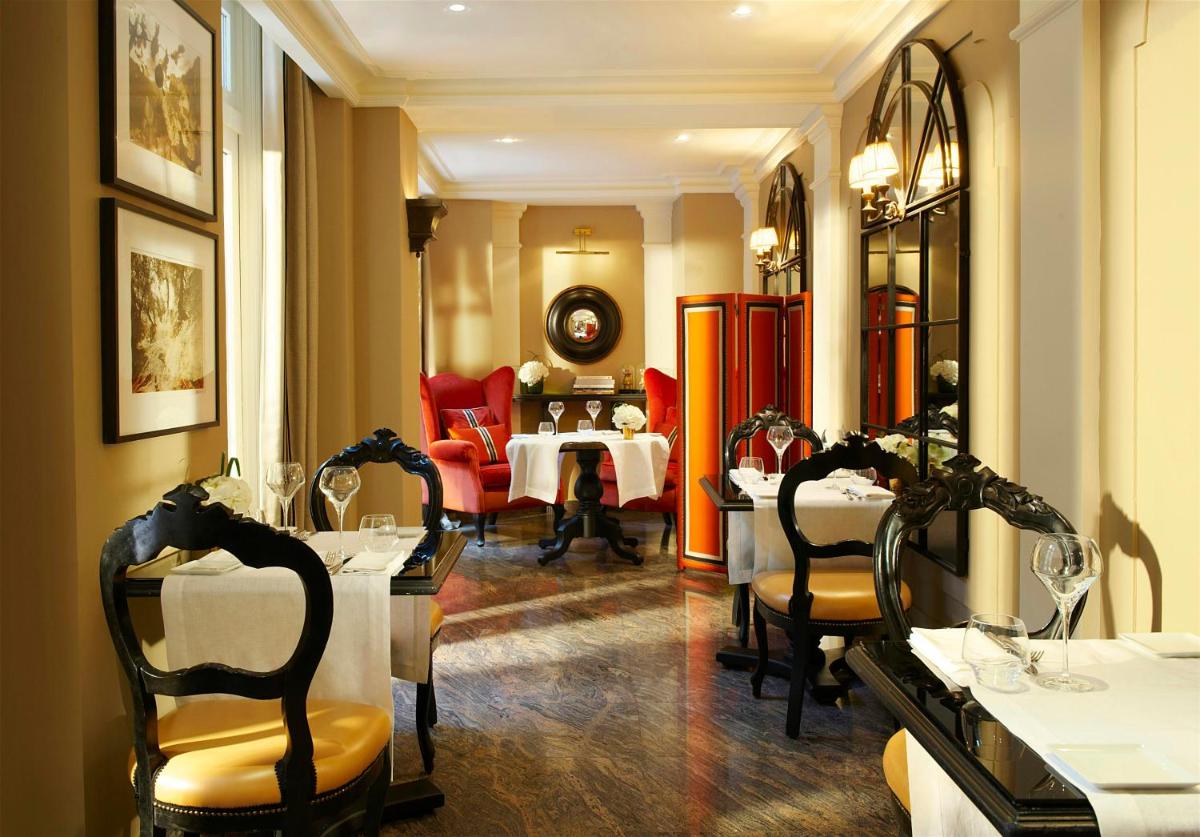 Coin salon dans l'établissement Castille Paris – Starhotels Collezione