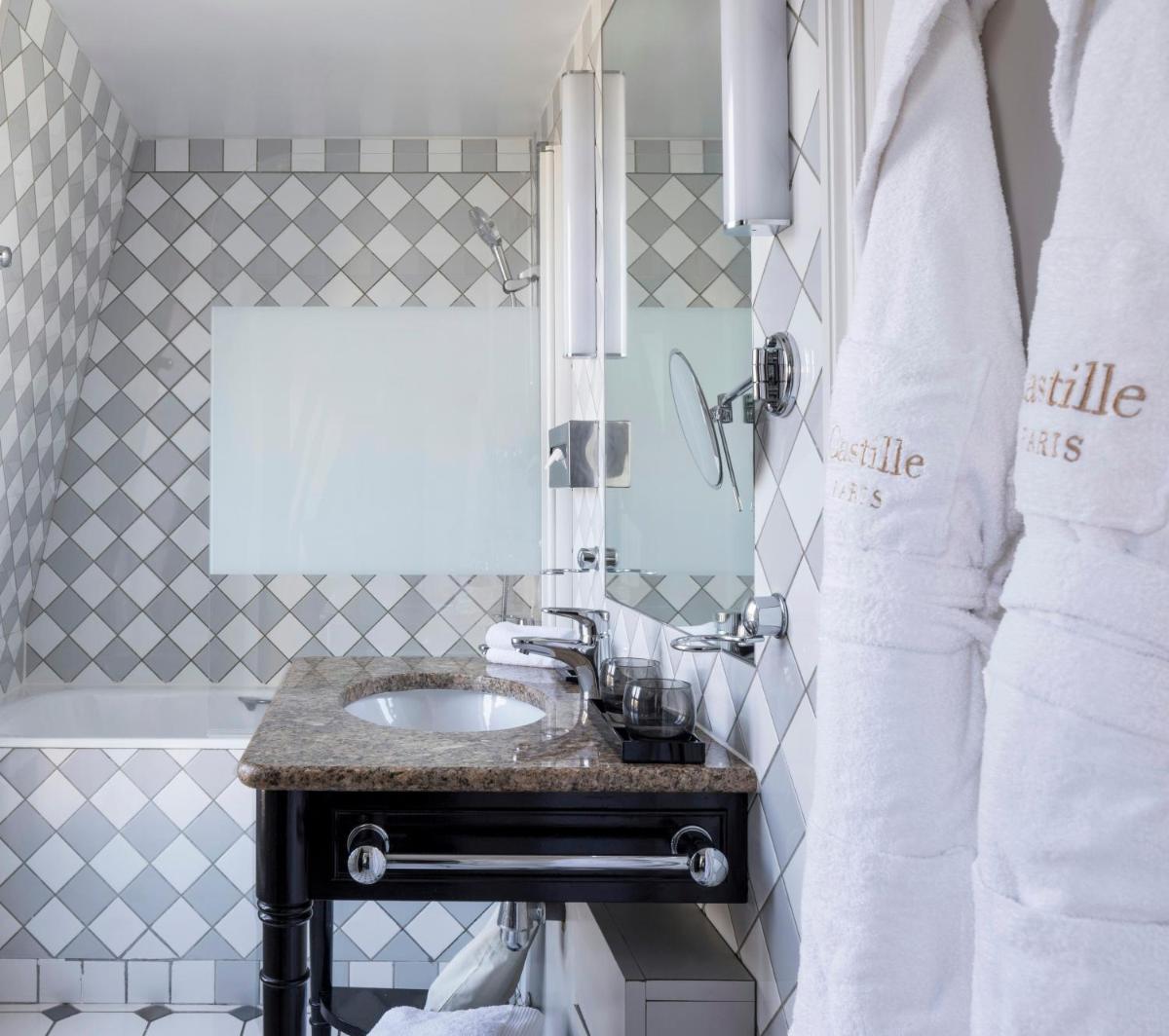 Salle de bains dans l'établissement Castille Paris – Starhotels Collezione