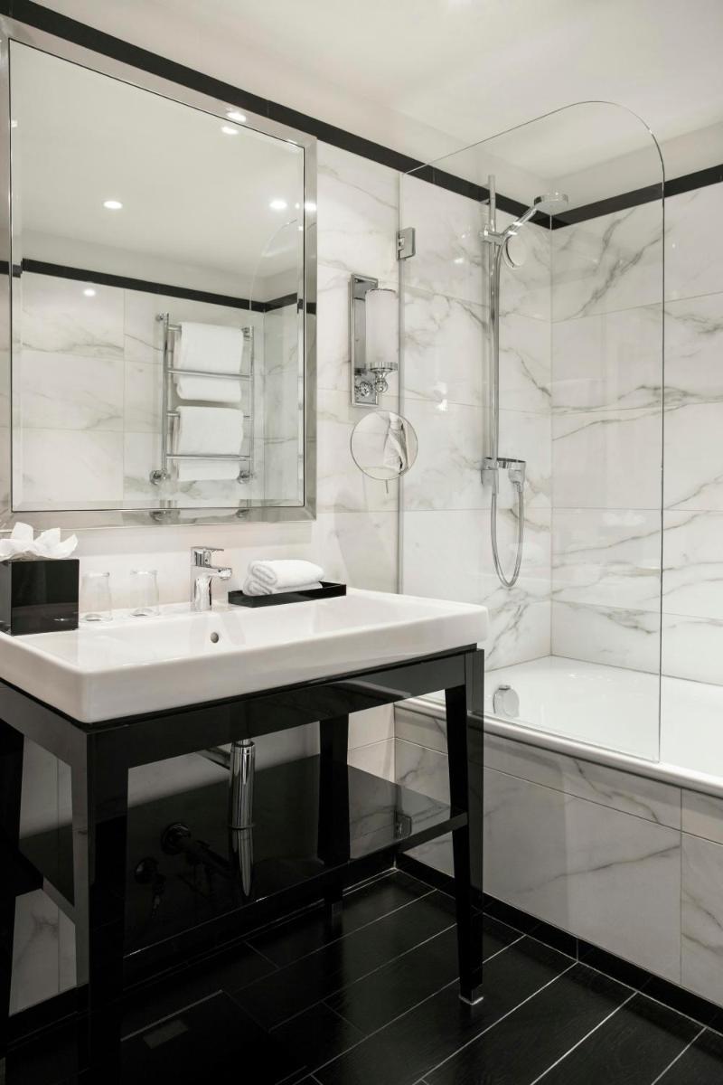 Salle de bains dans l'établissement Castille Paris – Starhotels Collezione